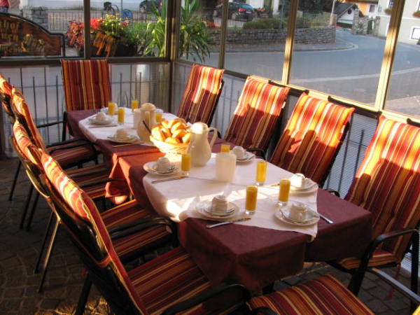 Frühstück im Gastgarten